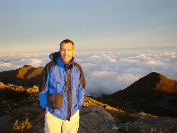 Nascer-do-sol no alto da Pedra da Mina em Passa Quatro - MG Nascer-do-sol no alto da Pedra da Mina em Passa Quatro - MG