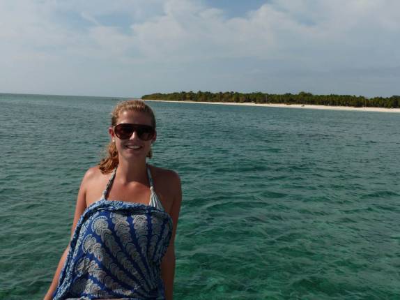 Navegando em dia de céu azul na Punta Frances, na Isla de la Juventud, em Cuba Navegando em dia de céu azul na Punta Frances, na Isla de la Juventud, em Cuba