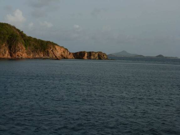 Navegando entre as ilhas Granadinas, em São Vicente e Granadinas, no Caribe Navegando entre as ilhas Granadinas, em São Vicente e Granadinas, no Caribe