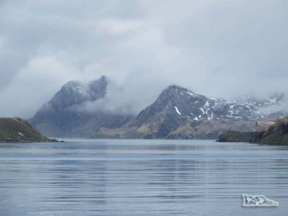 Navegando por um estreito canal perto de Stromness, na Geórgia do Sul Navegando por um estreito canal perto de Stromness, na Geórgia do Sul