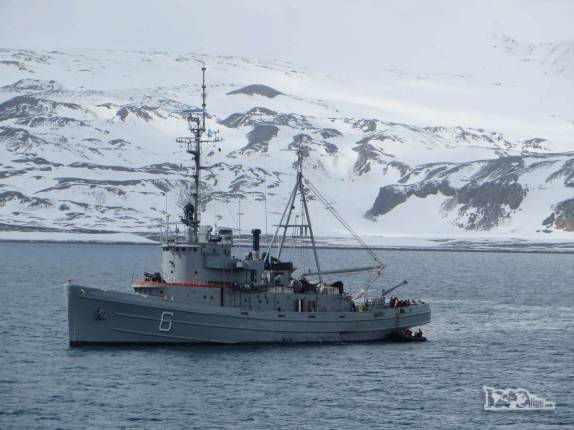 Navio da marinha chilena na baía de Deception Island, na Antártida Navio da marinha chilena na baía de Deception Island, na Antártida