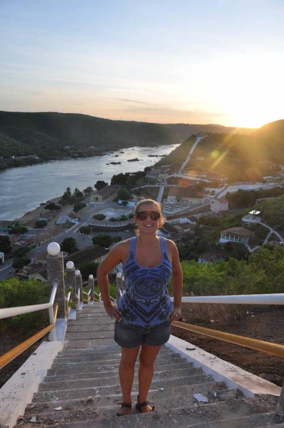 No alto da escadaria que leva ao restaurante Flor de Cactus, em Piranhas - AL