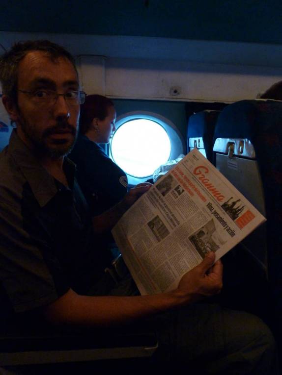 No avião para a Isla de la Juventud, em Cuba, lendo o Granma, jornal oficial do Partido Comunista Cubano No avião para a Isla de la Juventud, em Cuba, lendo o Granma, jornal oficial do Partido Comunista Cubano