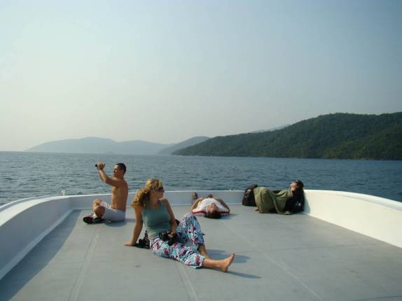 No teto do catamaran de Angra dos Reis para Ilha Grande - RJ