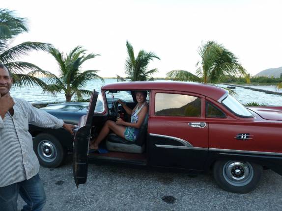 No volante de um carro sexagenário em Nueva Gerona, na Isla de la Juventud, em Cuba No volante de um carro sexagenário em Nueva Gerona, na Isla de la Juventud, em Cuba