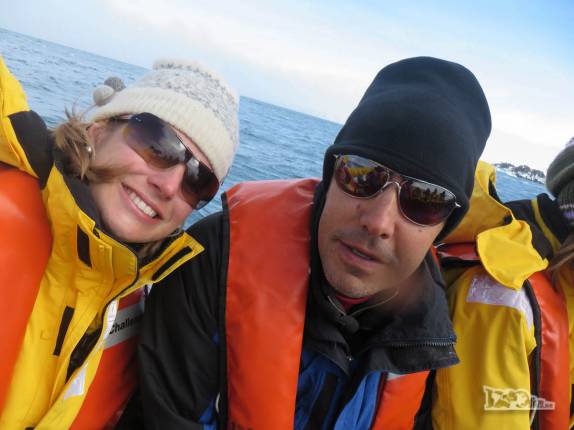 No zodiac a caminho do desembarque em Turret Point, em King George Island, na Antártida No zodiac a caminho do desembarque em Turret Point, em King George Island, na Antártida