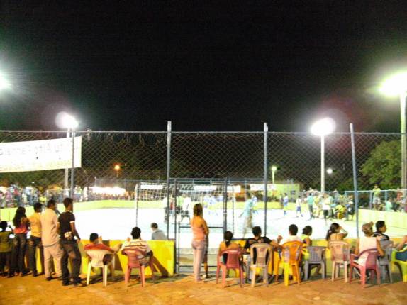 Noite movimentada na praça central de Alto Parnaíba - MA Noite movimentada na praça central de Alto Parnaíba - MA
