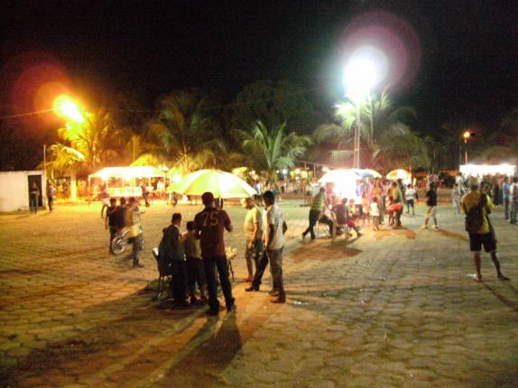 Noite movimentada na praça central de Alto Parnaíba - MA Noite movimentada na praça central de Alto Parnaíba - MA