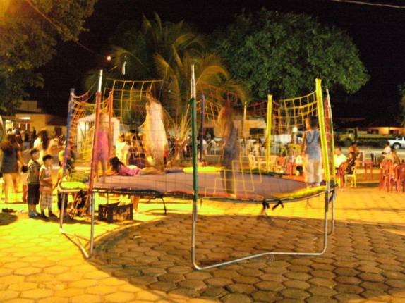 Noite movimentada na praça central de Alto Parnaíba - MA