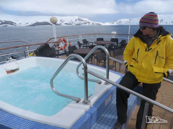 Nossa amiga Kim fica tentada pela apetitosa piscina no convés do Sea Spirit, em Deception Island, na Antártida Nossa amiga Kim fica tentada pela apetitosa piscina no convés do Sea Spirit, em Deception Island, na Antártida