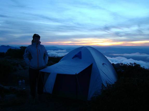 Nossa barraca armada durante o pôr-do-sol no alto da Pedra da Mina em Passa Quatro - MG Nossa barraca armada durante o pôr-do-sol no alto da Pedra da Mina em Passa Quatro - MG