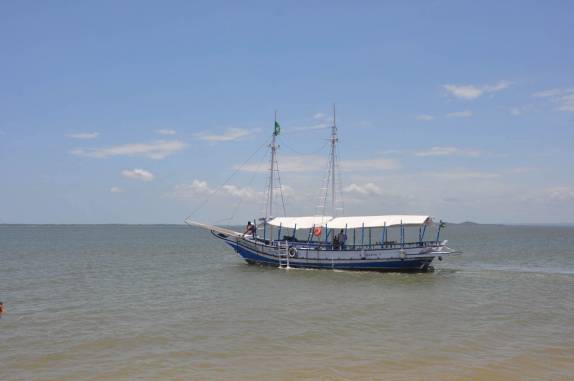 Nossa escuna na Coroa Vermelha, na Baía de Camamu - BA Nossa escuna na Coroa Vermelha, na Baía de Camamu - BA