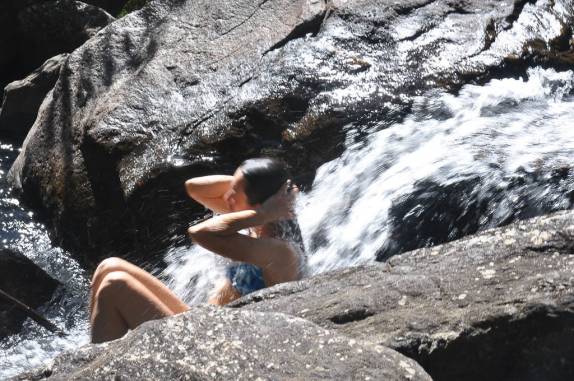 Nossa guia, a Juana, foi a primeira a ter coragem de enfrentar a água fria da Cachoeira do Fundo no Vale do Matutu - MG