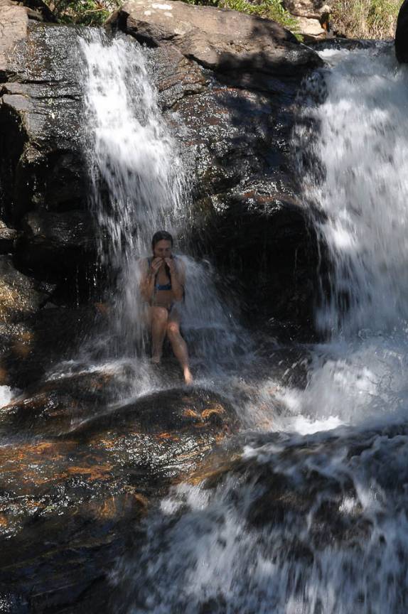 Nossa guia, a Juana, foi a primeira a ter coragem de enfrentar a água fria da Cachoeira do Fundo no Vale do Matutu - MG Nossa guia, a Juana, foi a primeira a ter coragem de enfrentar a água fria da Cachoeira do Fundo no Vale do Matutu - MG