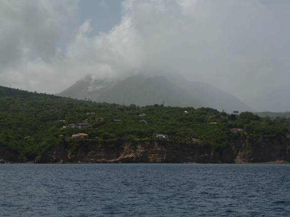 Nossa primeira visão do fumegante vulcão de Montserrat, no Caribe