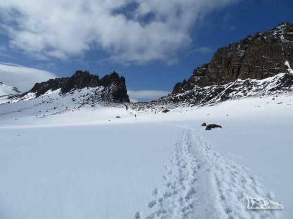 Nossa trilha rumo aos penhascos em Deception Island, na Antártida