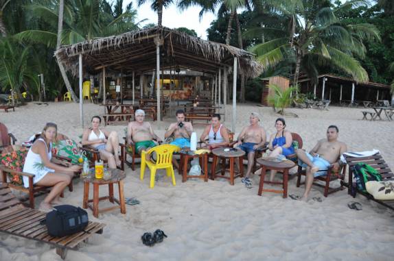 Nossa turma da escuna reunida para o pôr-do-sol na Ponta do Mutá, em Barra Grande, na Península do Maraú - BA Nossa turma da escuna reunida para o pôr-do-sol na Ponta do Mutá, em Barra Grande, na Península do Maraú - BA