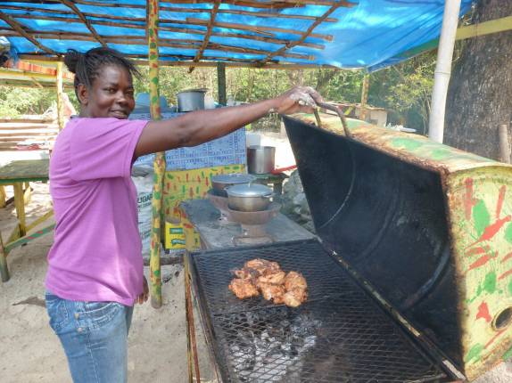 Nosso almoço ficando pronto na praia de Winnifred, em Port Antonio, no nordeste da Jamaica
