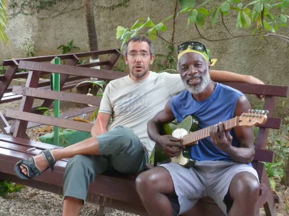 Nosso amigo Mickey Mystic tocando um reggae no Bob Marley Museum em Kingston, capital da Jamaica Nosso amigo Mickey Mystic tocando um reggae no Bob Marley Museum em Kingston, capital da Jamaica