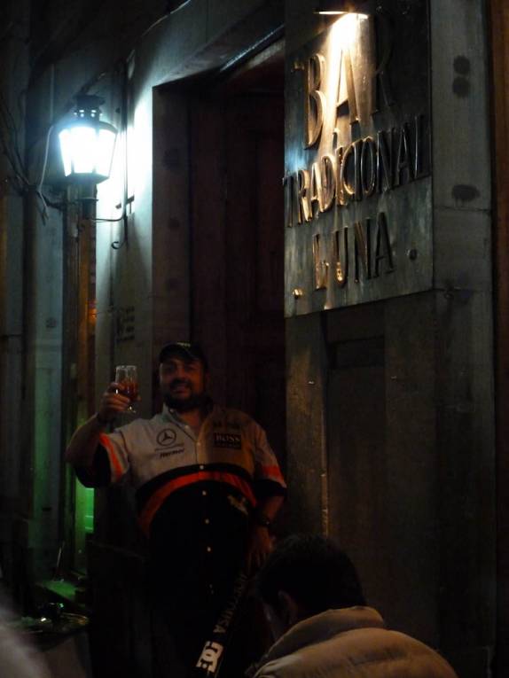 Nosso amigo Ricardo nos acompanha na night de Guanajuato, no México Nosso amigo Ricardo nos acompanha na night de Guanajuato, no México