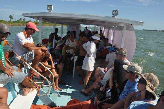 Nosso barco de resgate trazendo-nos de volta da Foz do São Francisco (Piaçabuçu - AL) Nosso barco de resgate trazendo-nos de volta da Foz do São Francisco (Piaçabuçu - AL)
