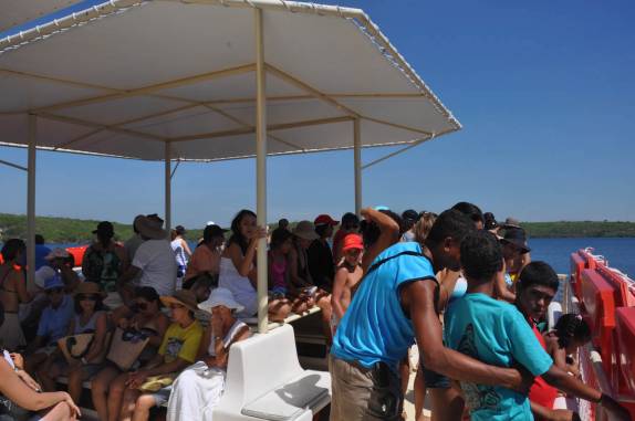 Nosso catamarã lotado no passeio de catamarã no rio São Francisco em Canindé do São Francisco, divisa de Sergipe e Alagoas