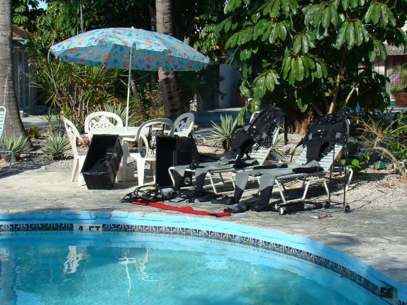 Nosso equipamento de mergulho secando ao lado da piscina, em Provo Nosso equipamento de mergulho secando ao lado da piscina, em Provo