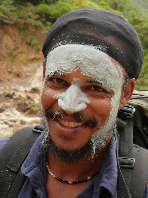 Nosso excelente guia Kello, depois do banho de lama no Desolation Valley, na trilha do Boiling Lake, no Trois Pitons National Park, em Dominica, no Caribe Nosso excelente guia Kello, depois do banho de lama no Desolation Valley, na trilha do Boiling Lake, no Trois Pitons National Park, em Dominica, no Caribe