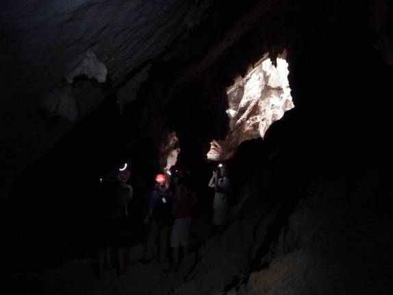 Nosso grupo caminha através da Caverna de Santo Tomás, na região de Viñales, no oeste de Cuba
