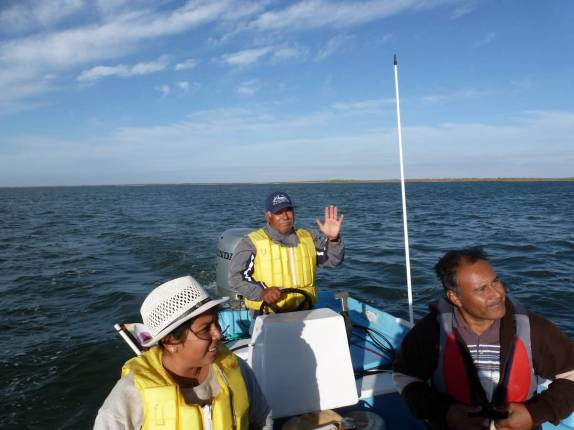 Nosso guia e companheiros no passeio para ver as baleias cinzentas em Puerto López Mateos, na Baja California - México