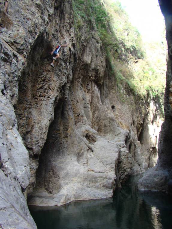 Nosso guia salta de mais de 15 metros de altura no Canyon de Somoto, na Nicarágua Nosso guia salta de mais de 15 metros de altura no Canyon de Somoto, na Nicarágua