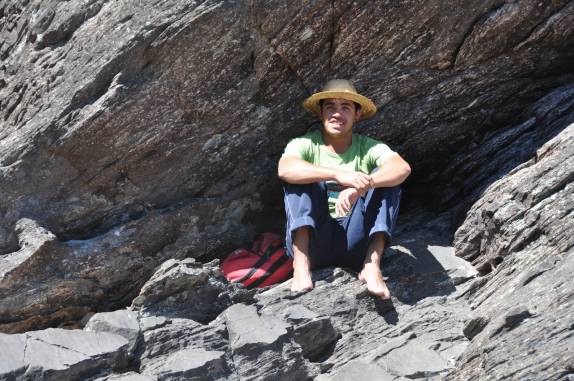 Nosso guia Walter procurando uma sombrinha ao pé da Cachoeira do Bicame, na Lapinha, região da Serra do Cipó - MG Nosso guia Walter procurando uma sombrinha ao pé da Cachoeira do Bicame, na Lapinha, região da Serra do Cipó - MG