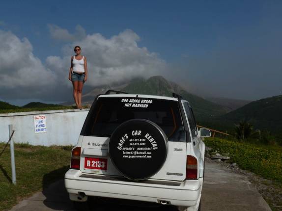 Nosso jipinho em Montserrat, no Caribe, nos leva para perto do vulcão Nosso jipinho em Montserrat, no Caribe, nos leva para perto do vulcão