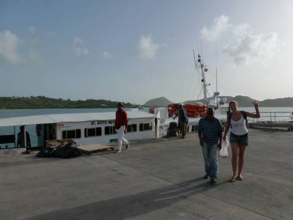 Nosso pequeno ferry para Montserrat, ainda no porto de St John´s, em Antígua Nosso pequeno ferry para Montserrat, ainda no porto de St John´s, em Antígua