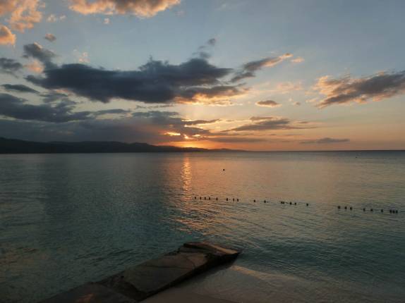 Nosso primeiro pôr-do-dol na Jamaica, em Montego Bay Nosso primeiro pôr-do-dol na Jamaica, em Montego Bay