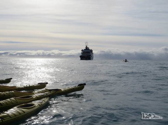 Nossos caiaques nos esperam em Gold Harbour, na Geórgia do Sul Nossos caiaques nos esperam em Gold Harbour, na Geórgia do Sul