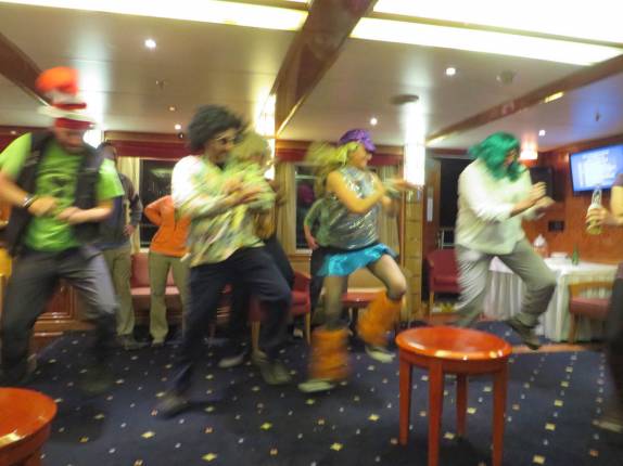 Nossos guias demonstram que também tem outras habilidades, durante festa no trecho entre Buenos Aires e as Ilhas Malvinas Nossos guias demonstram que também tem outras habilidades, durante festa no trecho entre Buenos Aires e as Ilhas Malvinas