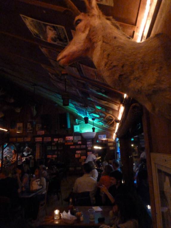 O agitado Pappy & Harriet, bar em Pioneertown, na Califórnia, nos Estados Unidos O agitado Pappy & Harriet, bar em Pioneertown, na Califórnia, nos Estados Unidos