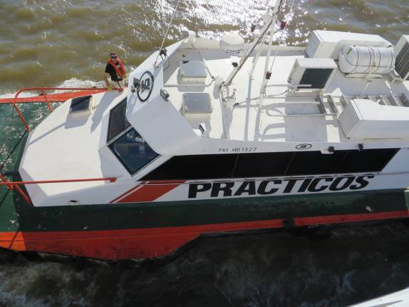 O barco dos práticos do porto de Buenos Aires nos deixa depois de realizar seu trabalho