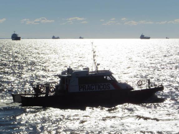 O barco dos práticos do porto de Buenos Aires nos deixa depois de realizar seu trabalho