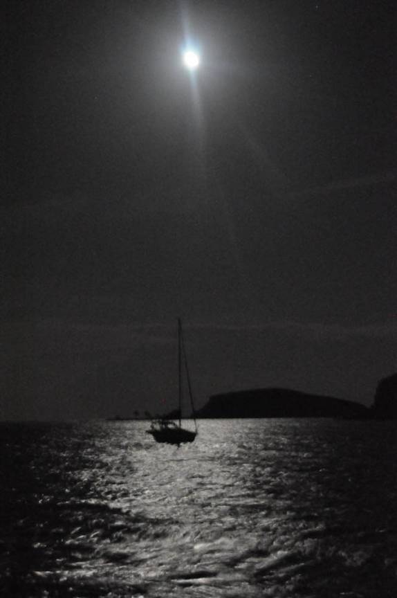 O belo e forte luar refletido no mar em Abrolhos - BA