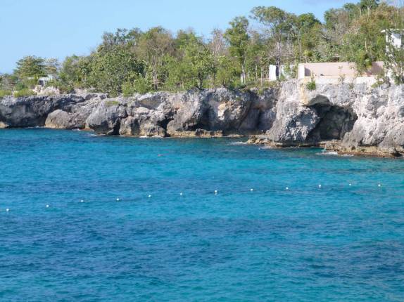 O belo mar em frente ao Rockhouse, em Negril, na Jamaica O belo mar em frente ao Rockhouse, em Negril, na Jamaica