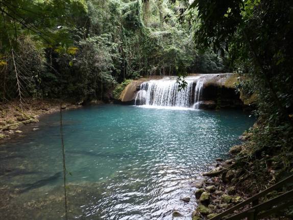 O belíssimo rio de águas azuladas de Ys Falls, no interior da Jamaica O belíssimo rio de águas azuladas de Ys Falls, no interior da Jamaica
