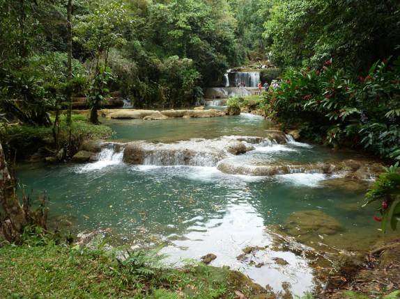 O bonito rio de Ys Falls, no interior da Jamaica O bonito rio de Ys Falls, no interior da Jamaica