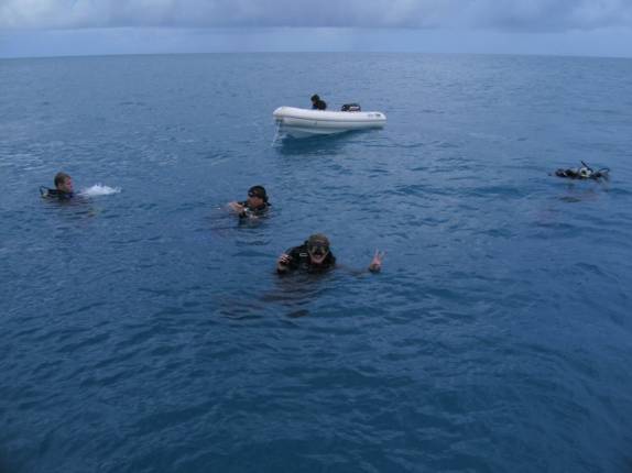 O bote vem nos buscar após mergulho em Abrolhos - BA