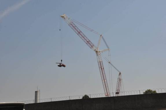 O caminhão ficou pequeno perto do guindaste, na entrada da Marginal Tietê, em São Paulo - SP O caminhão ficou pequeno perto do guindaste, na entrada da Marginal Tietê, em São Paulo - SP