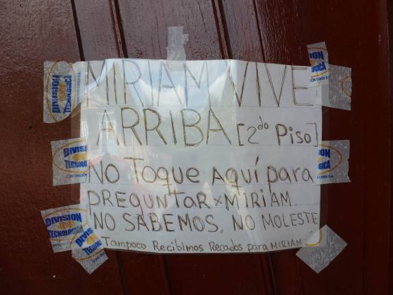 O cartaz que nos esperava no andar de baixo da Casa de Hóspedes em Camaguey, em Cuba O cartaz que nos esperava no andar de baixo da Casa de Hóspedes em Camaguey, em Cuba
