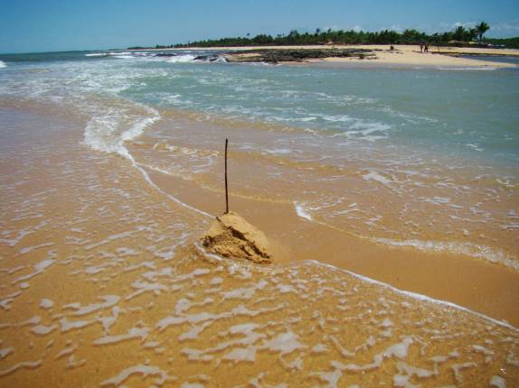 O castelo ainda resiste. Por quanto tempo? (em Caraíva - BA)