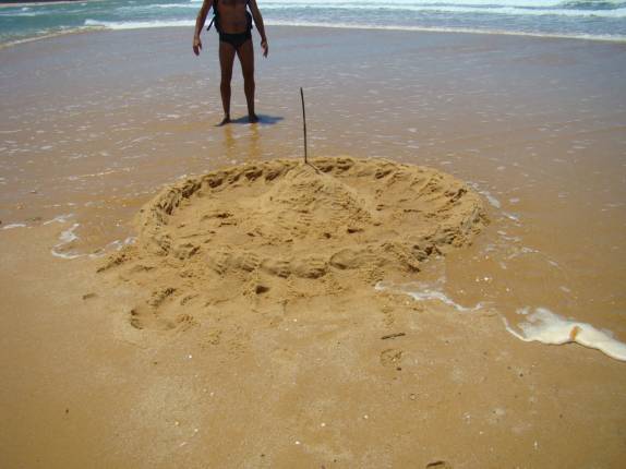 O castelo resiste ao primeiro ataque, em Caraíva - BA