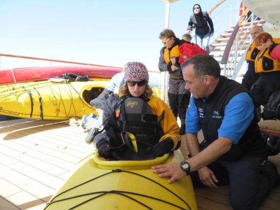 O Colin instrui a Ana sobre como usar o caiaque, ainda no convés do Sea Spirit no trecho entre Buenos Aires e as Ilhas Malvinas O Colin instrui a Ana sobre como usar o caiaque, ainda no convés do Sea Spirit no trecho entre Buenos Aires e as Ilhas Malvinas